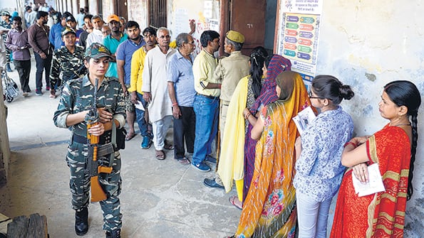 Una fila de ciudadanos espera para votar en el estado de Uttar Pradish, en la India.