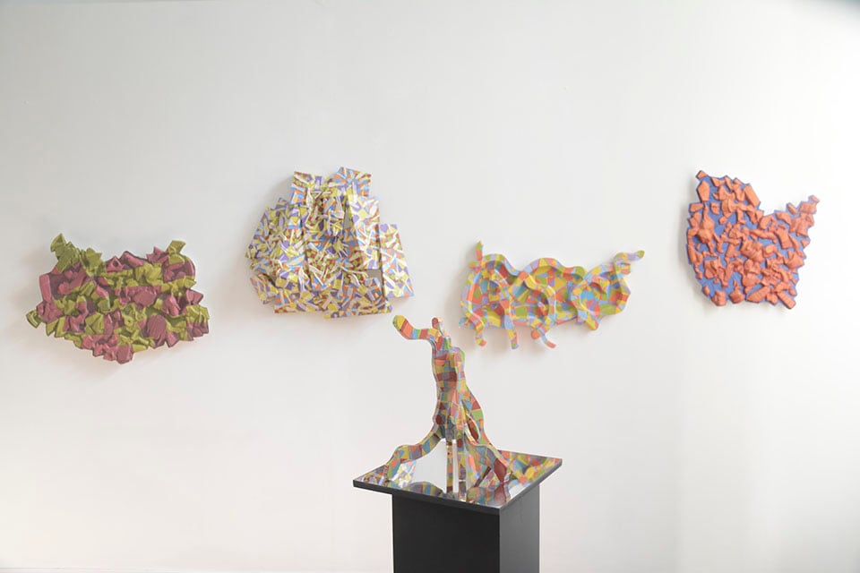 Espejos puestos sobre los pedestales para que se vea la parte de abajo de los objetos pictóricos.