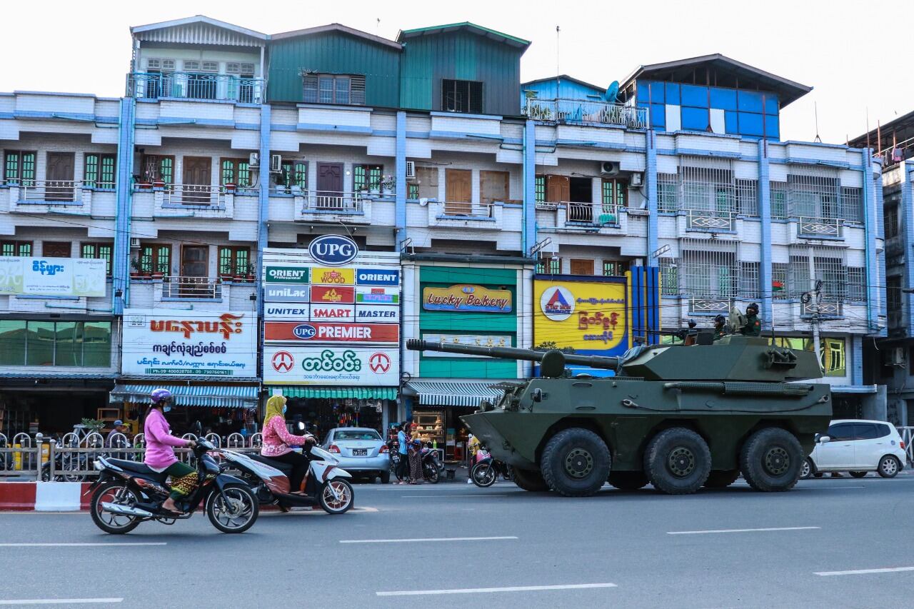 Un vehiculo armado en Myitkyina, estado de Kachin, el día después del golpe.