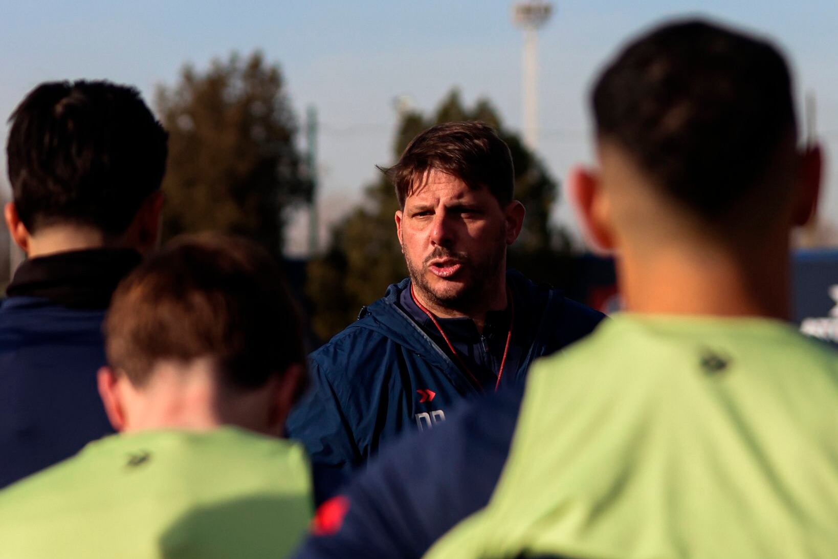 Damián Ayude le habla al plantel de San Lorenzo