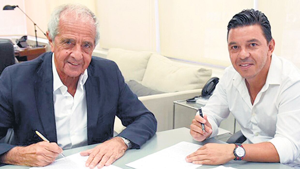 Gallardo y el presidente Rodolfo D’Onofrio en la firma del contrato.