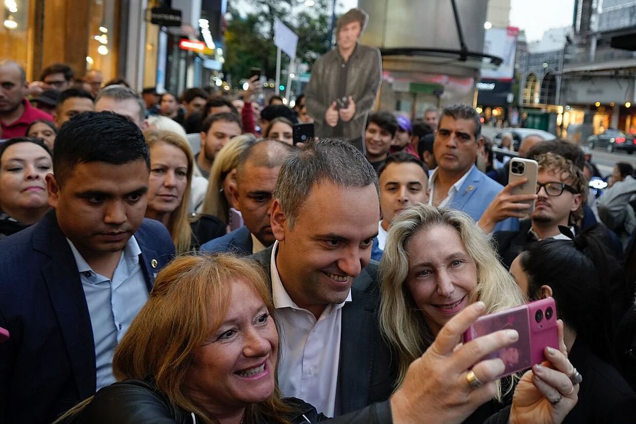 Manuel Adorni junto a Karina Milei de campaña.