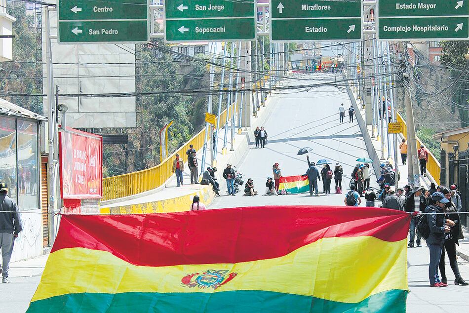 Corte de calle en un puente del centro de La Paz