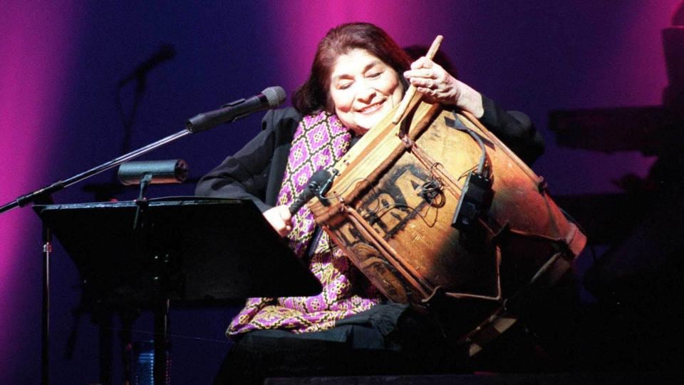 Aniversario Mercedes Sosa: la cantora que dejó un legado imborrable en la música popular argentina cumpliría 87 años (Foto: Télam).