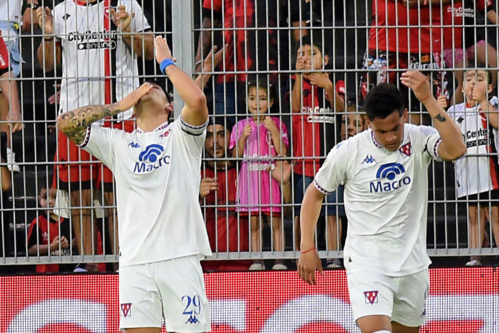Nacho Russo ya convirtió y mira el cielo para saludar a su padre