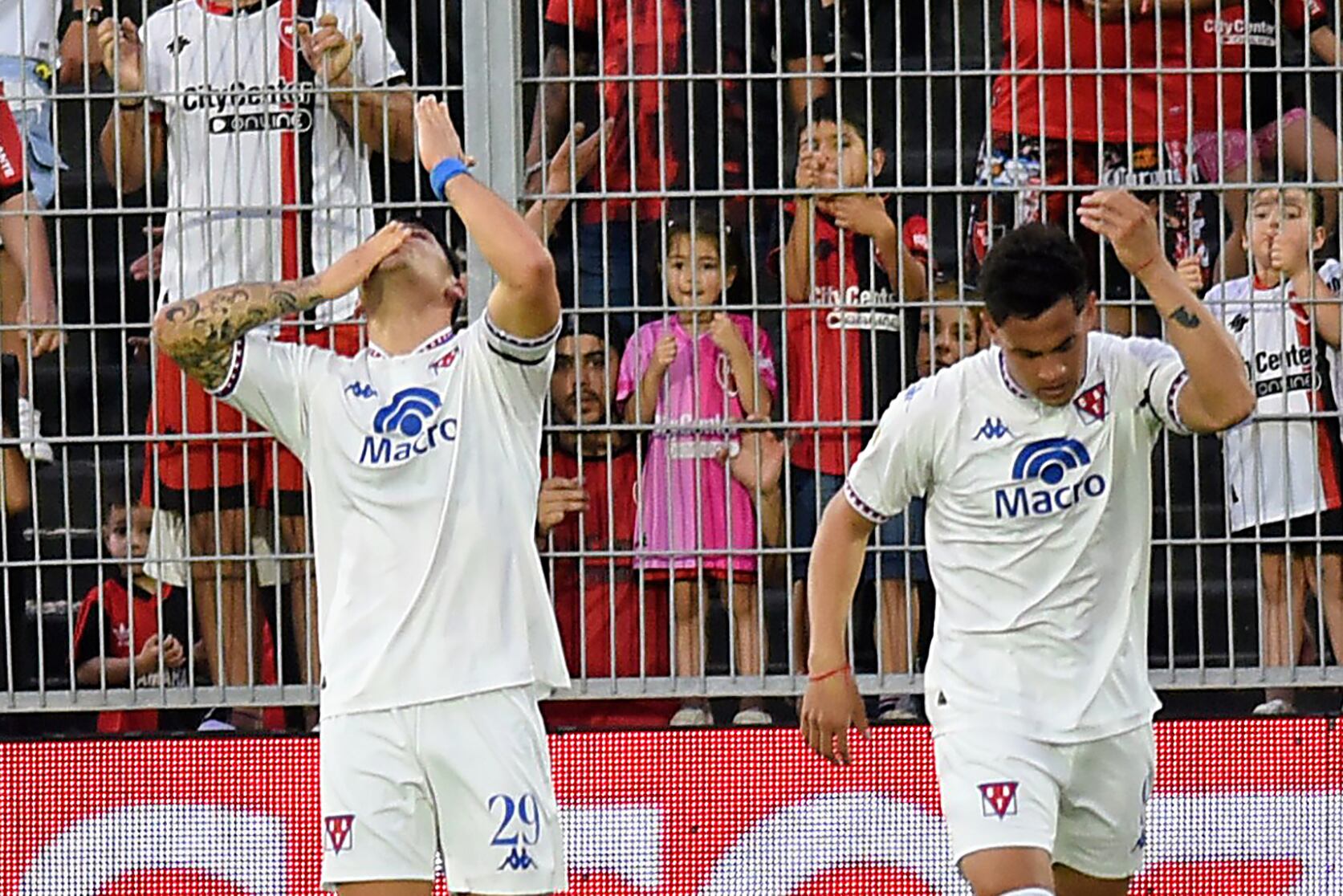 Nacho Russo ya convirtió y mira el cielo para saludar a su padre