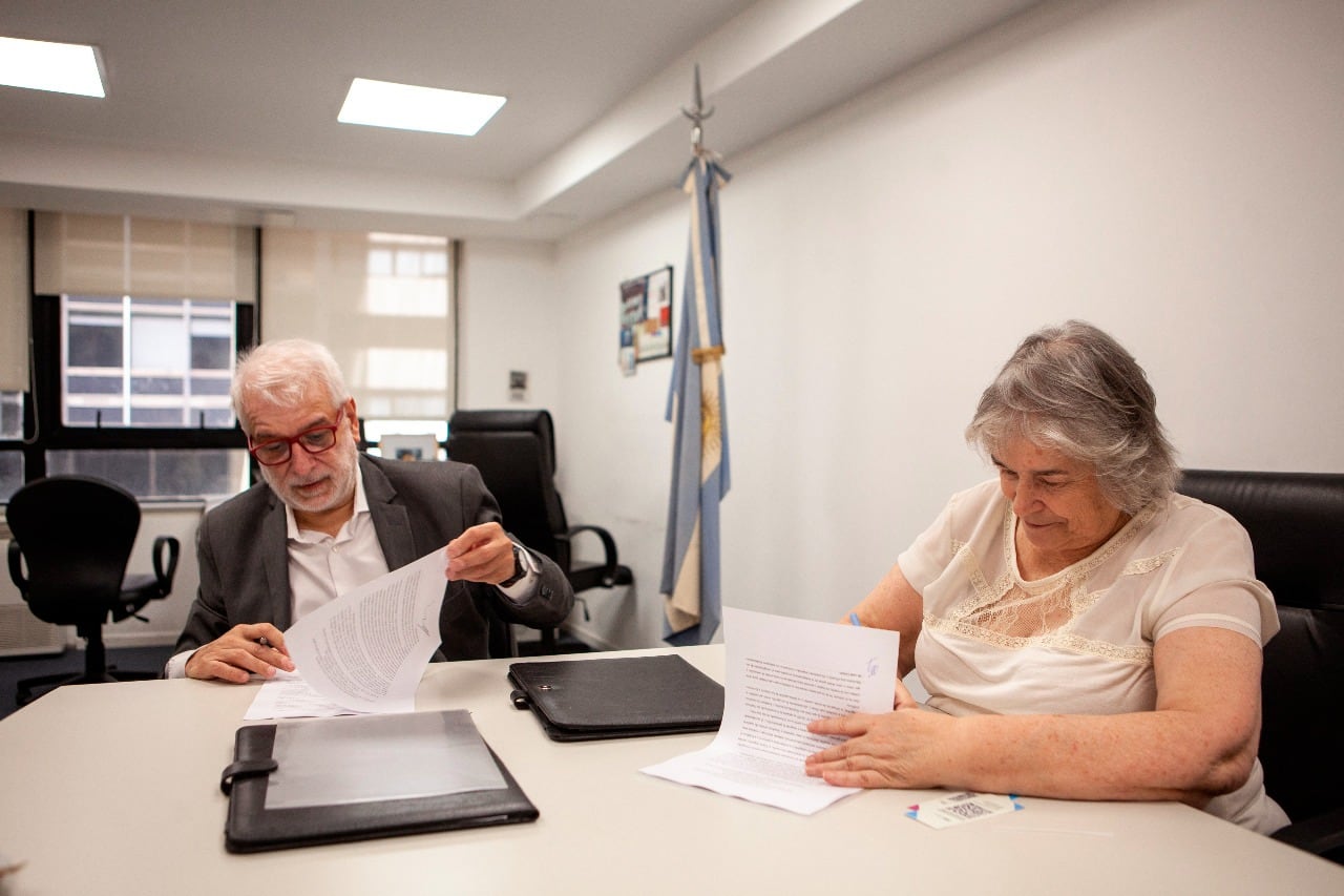 Félix Crous (Oficina Anticorrupciòn ) y Diana Guillén (Senasa) suscribieron el convenio de colaboración en el control.