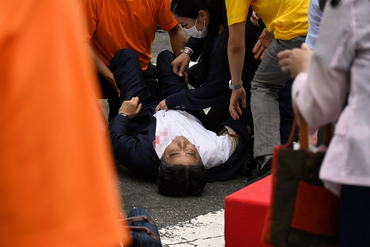 Shinzo Abe yace en el suelo después de recibir disparos en Nara.