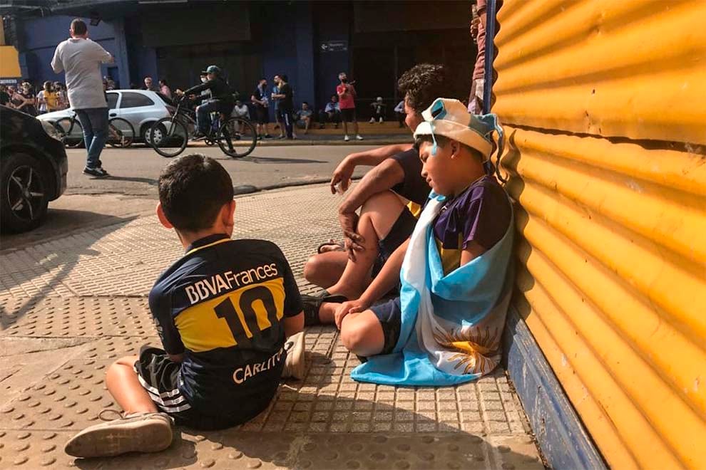 Una imagen de La Boca poco después de que se conociera la muerte de Maradona.