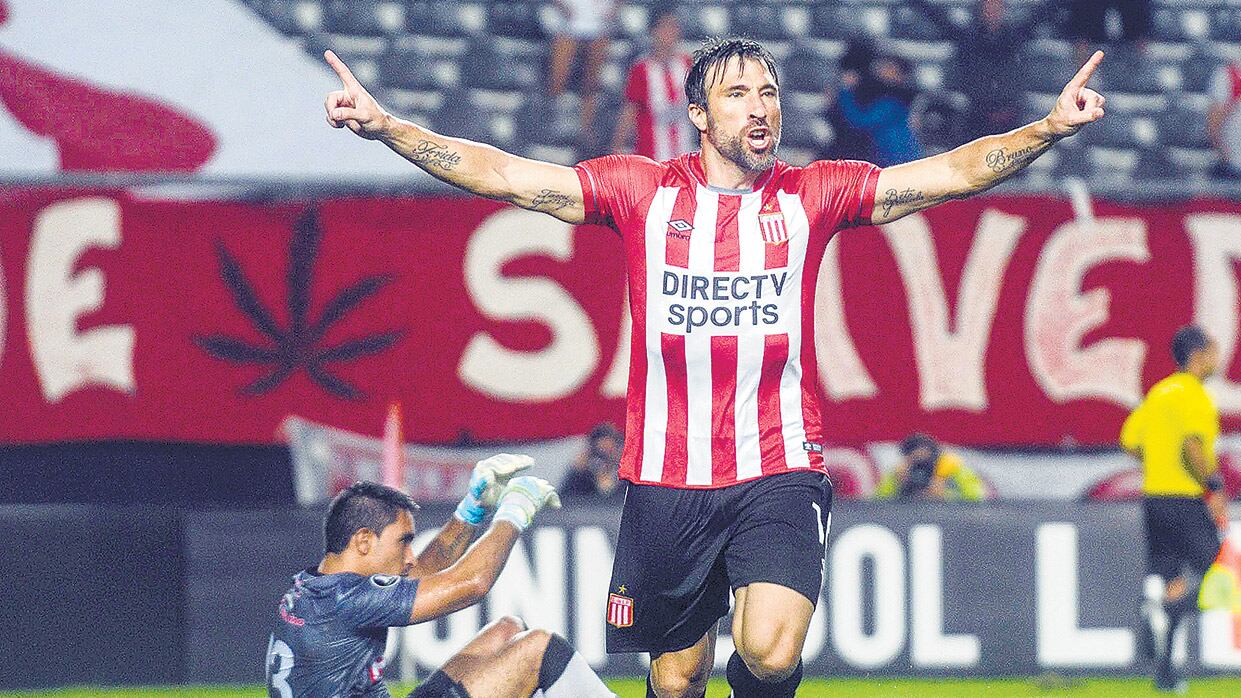 Pavone festeja uno de los dos goles que marcó al entrar en el complemento.