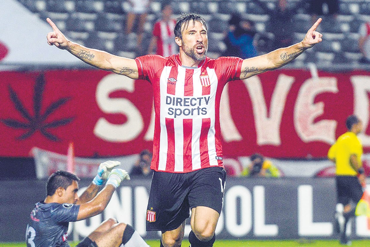 Pavone festeja uno de los dos goles que marcó al entrar en el complemento.