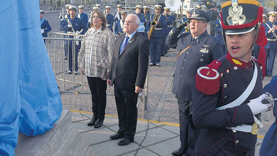 El gobernador Miguel Lifschitz y la intendenta Mónica Fein, frente al Monumento a la Bandera.