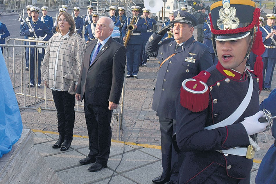 El gobernador Miguel Lifschitz y la intendenta Mónica Fein, frente al Monumento a la Bandera.