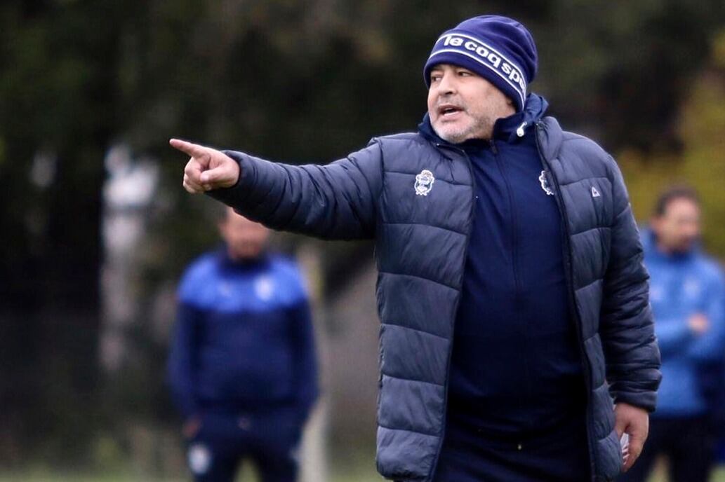 Maradona tiene que responder si quiere seguir en Gimnasia tras la pandemia.