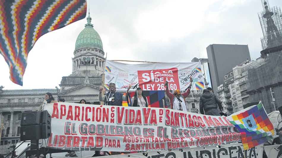 Los integrantes de organizaciones indígenas y sociales siguieron la sesión en las afueras del Congreso.