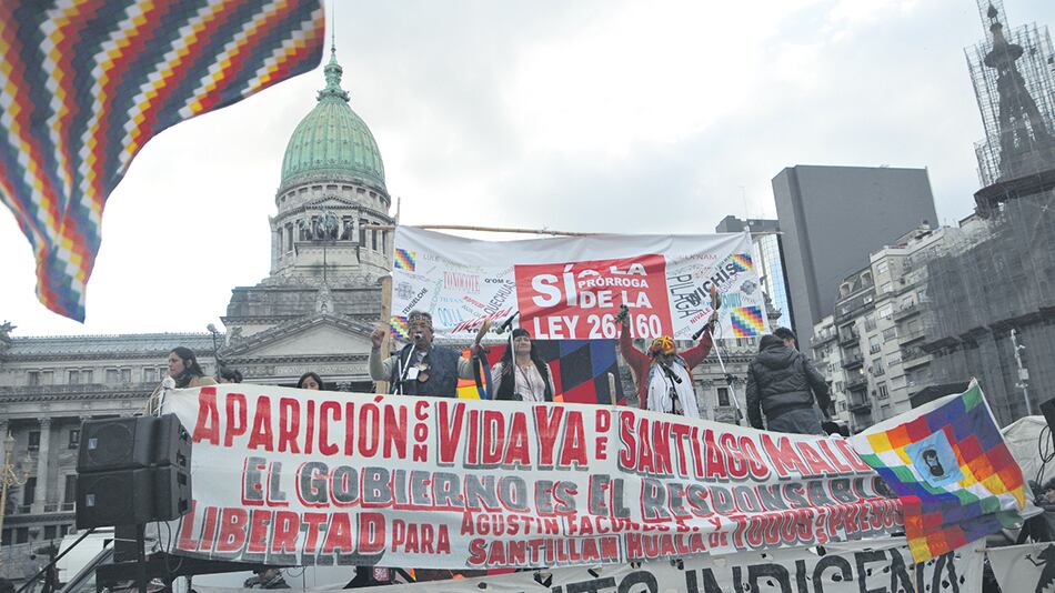 Los integrantes de organizaciones indígenas y sociales siguieron la sesión en las afueras del Congreso.
