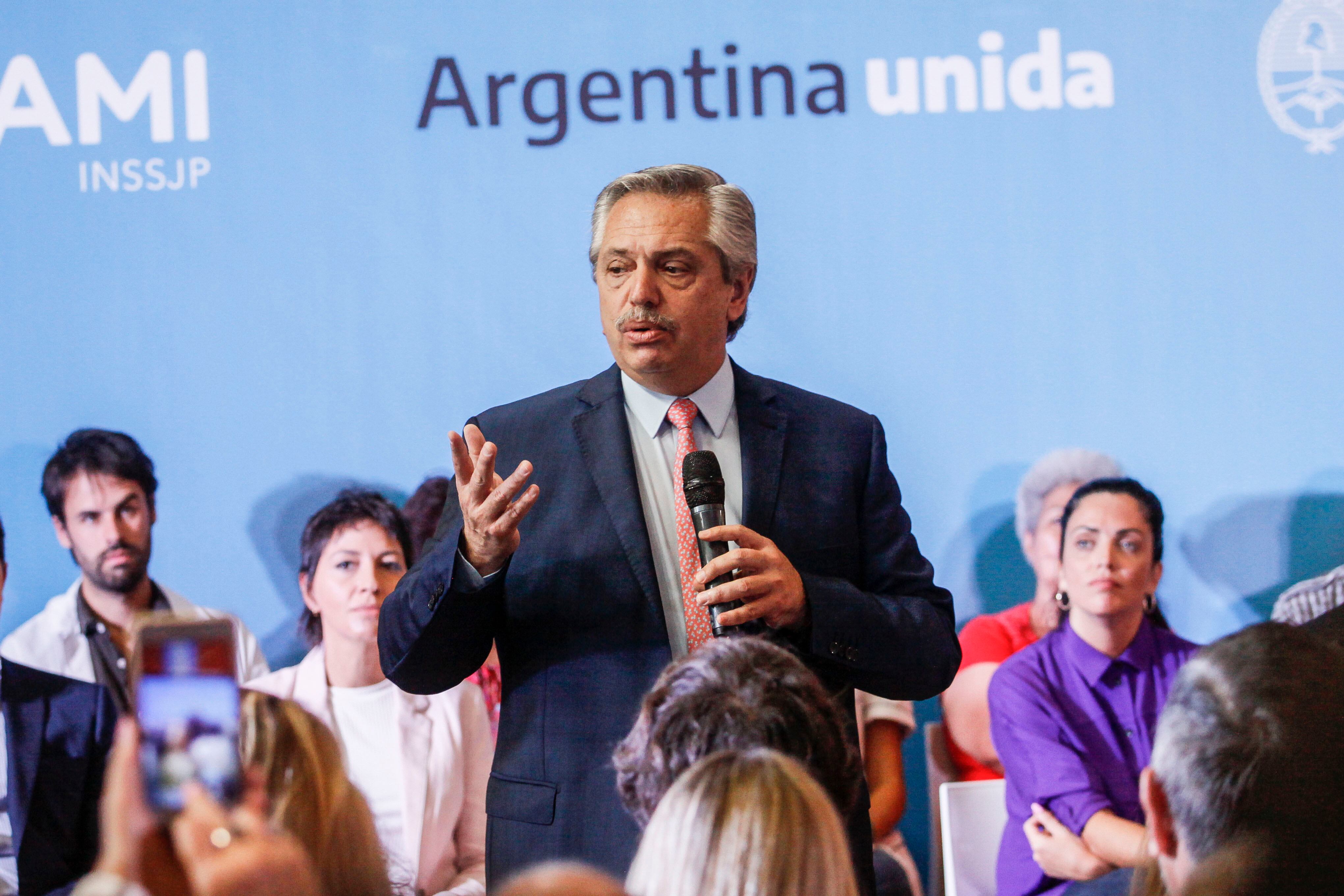 Junto al Presidente estuvieron en la presentación Mayra Mendoza y Luana Volnovich.
