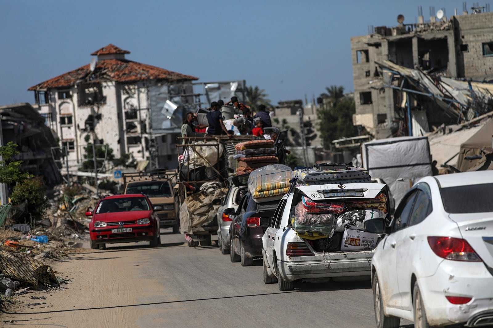 Caravana de palestinos que escapan de Rafah ante lainminencia de ataques isralíes.