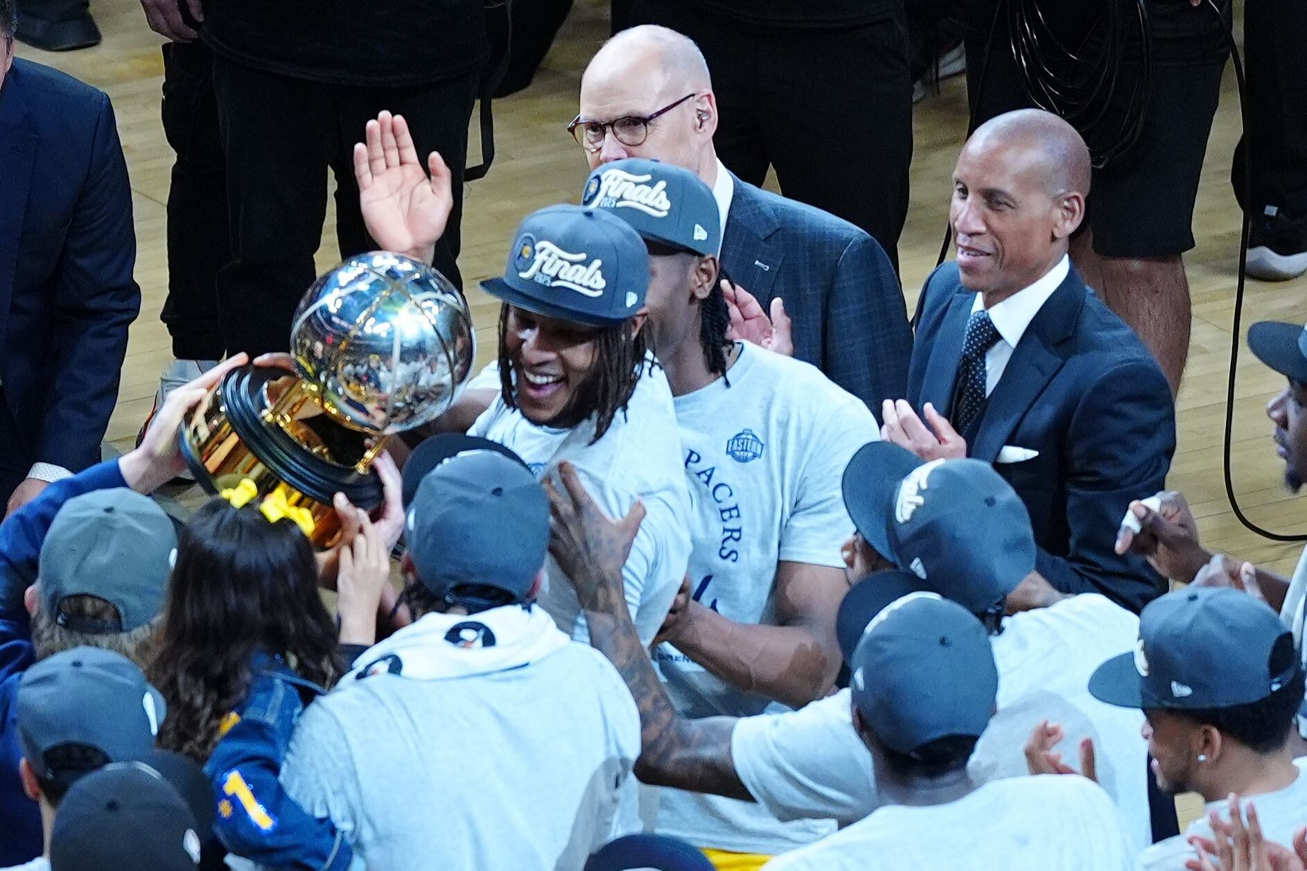 Myles Turner, pivot de los Pacers, levanta el trofeo del Este. Reggie Miller, ídolo de Indiana, festeja de traje.