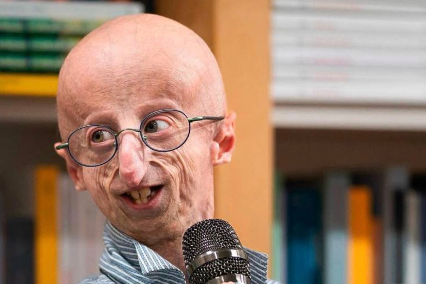 Nacido en 1995 en Schio, con dos años le diagnosticaron la progeria de Hutchinson-Gilford, una enfermedad genética extremamente rara que provoca el envejecimiento prematuro y acelerado