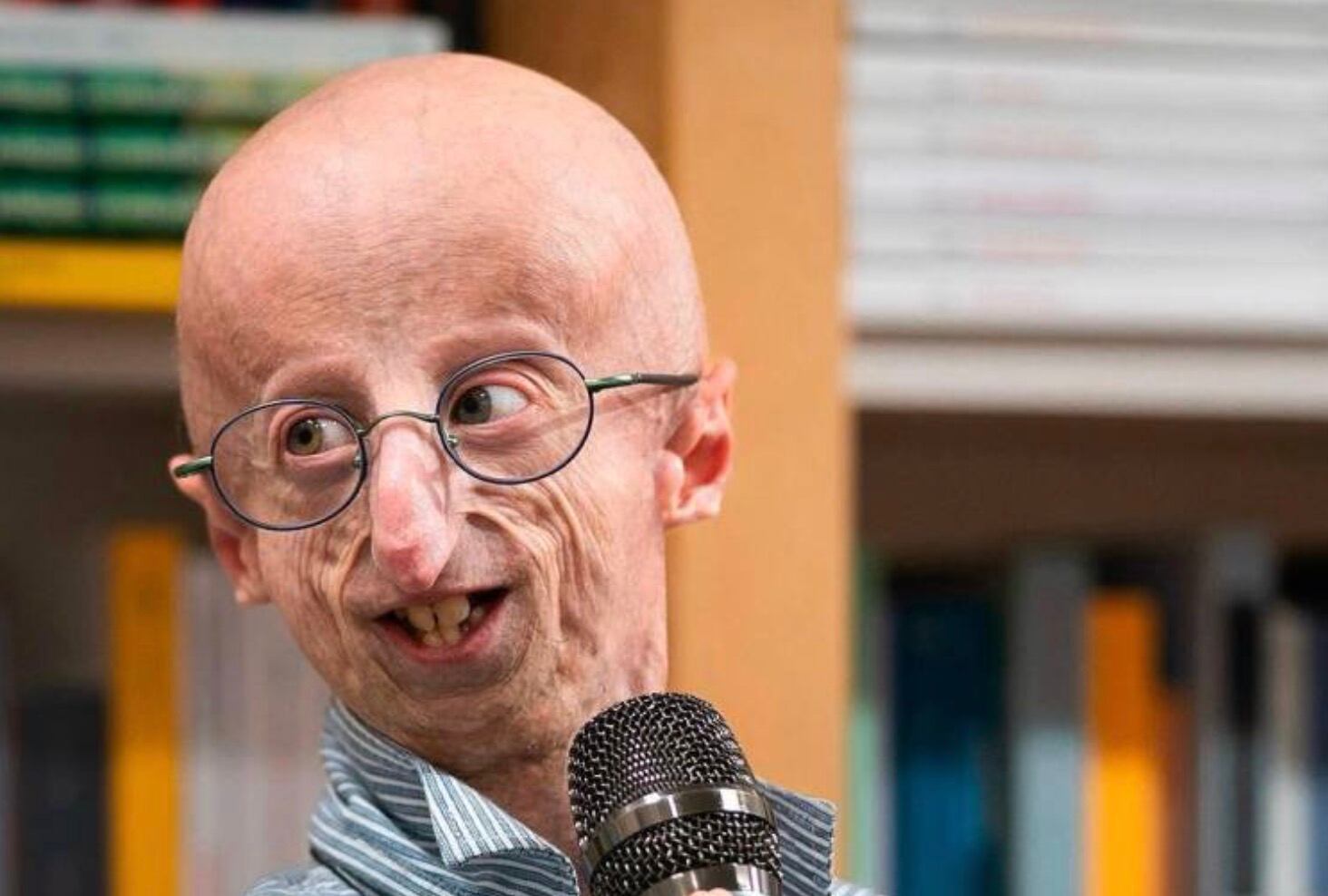 Nacido en 1995 en Schio, con dos años le diagnosticaron la progeria de Hutchinson-Gilford, una enfermedad genética extremamente rara que provoca el envejecimiento prematuro y acelerado