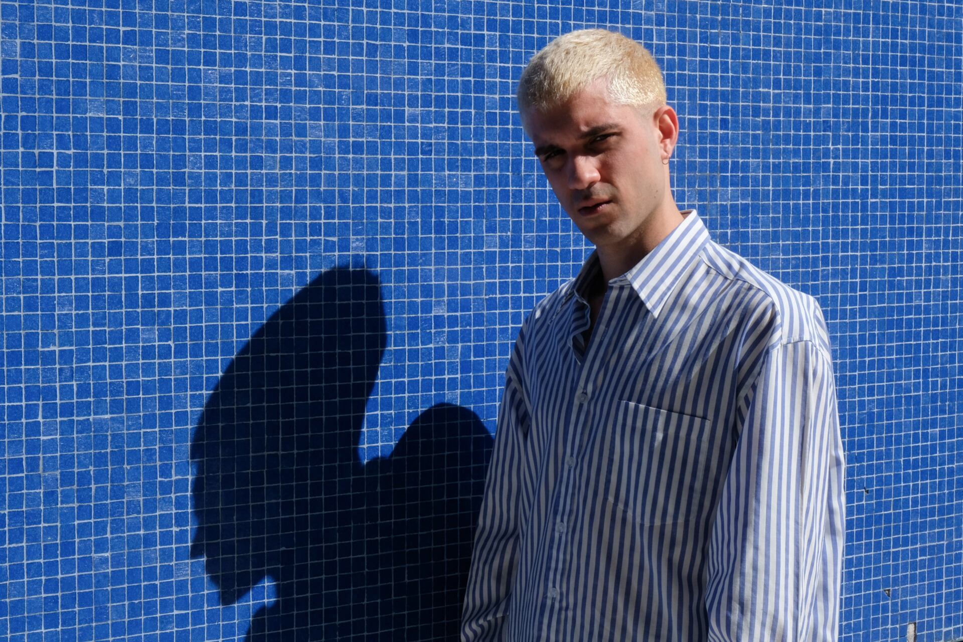 El músico de Ramos Mejía tiene 25 años y acaba de bajarse de su banda hardcore para dedicarse de lleno a su obra solista.