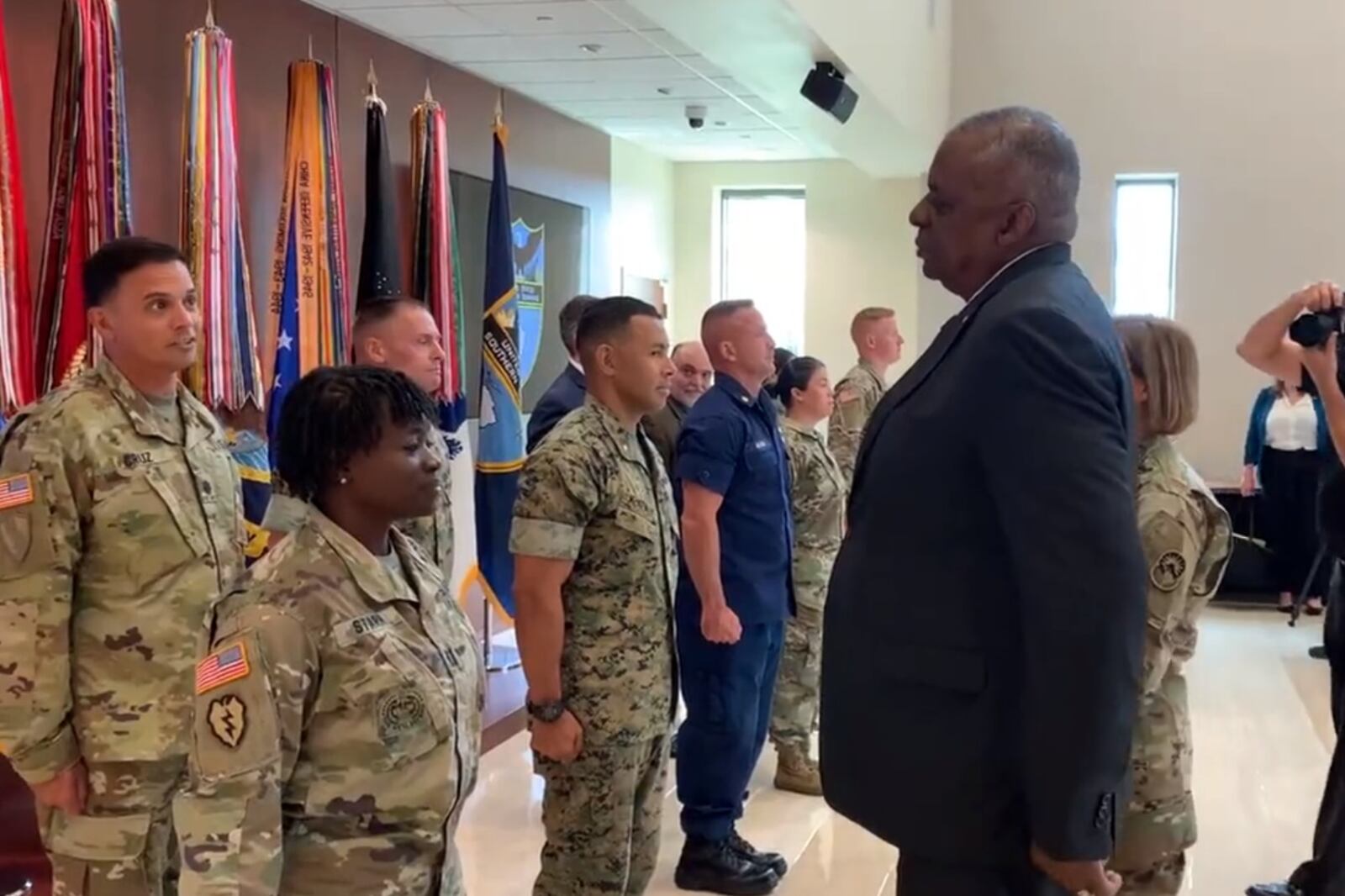 Lloyd Austin con intergrantes del Comando Sur, este lunes 25 / Foto: captura de video