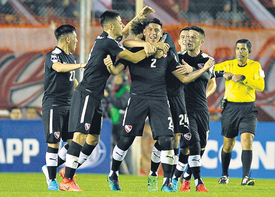 Alan Franco festeja el primero de la gran noche del Rojo.