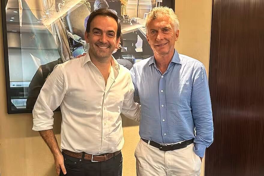 Macri junto al secretario de la Fundación Pensar, Fran Quintana.