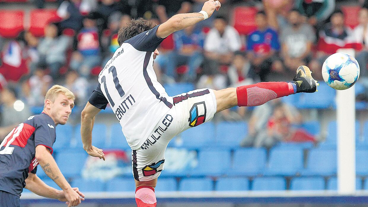 Al no poder cabecear, Cerutti ensayó una curiosa pirueta para marcar el gol de la victoria del Ciclón.