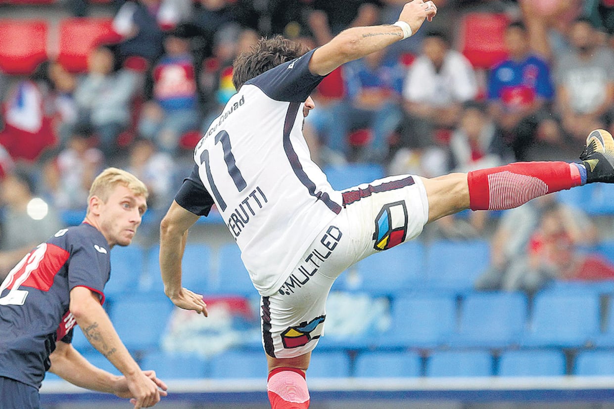 Al no poder cabecear, Cerutti ensayó una curiosa pirueta para marcar el gol de la victoria del Ciclón.