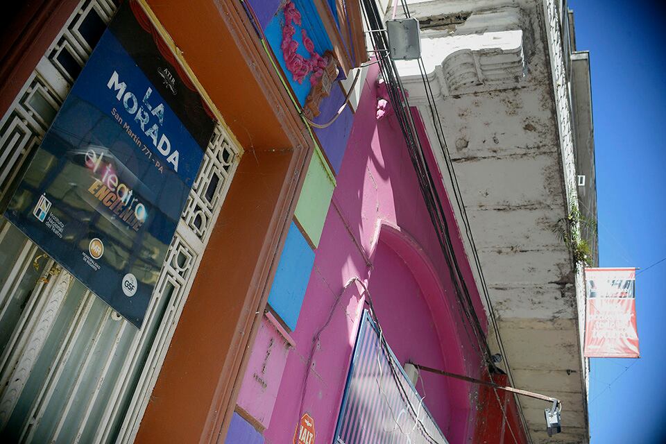 ((((foto 1))))) Teatros independientes como La Morada reclaman ser escuchados.  (((Foto 2)))) Casa Brava generó una original forma de exteriorizar la situación.