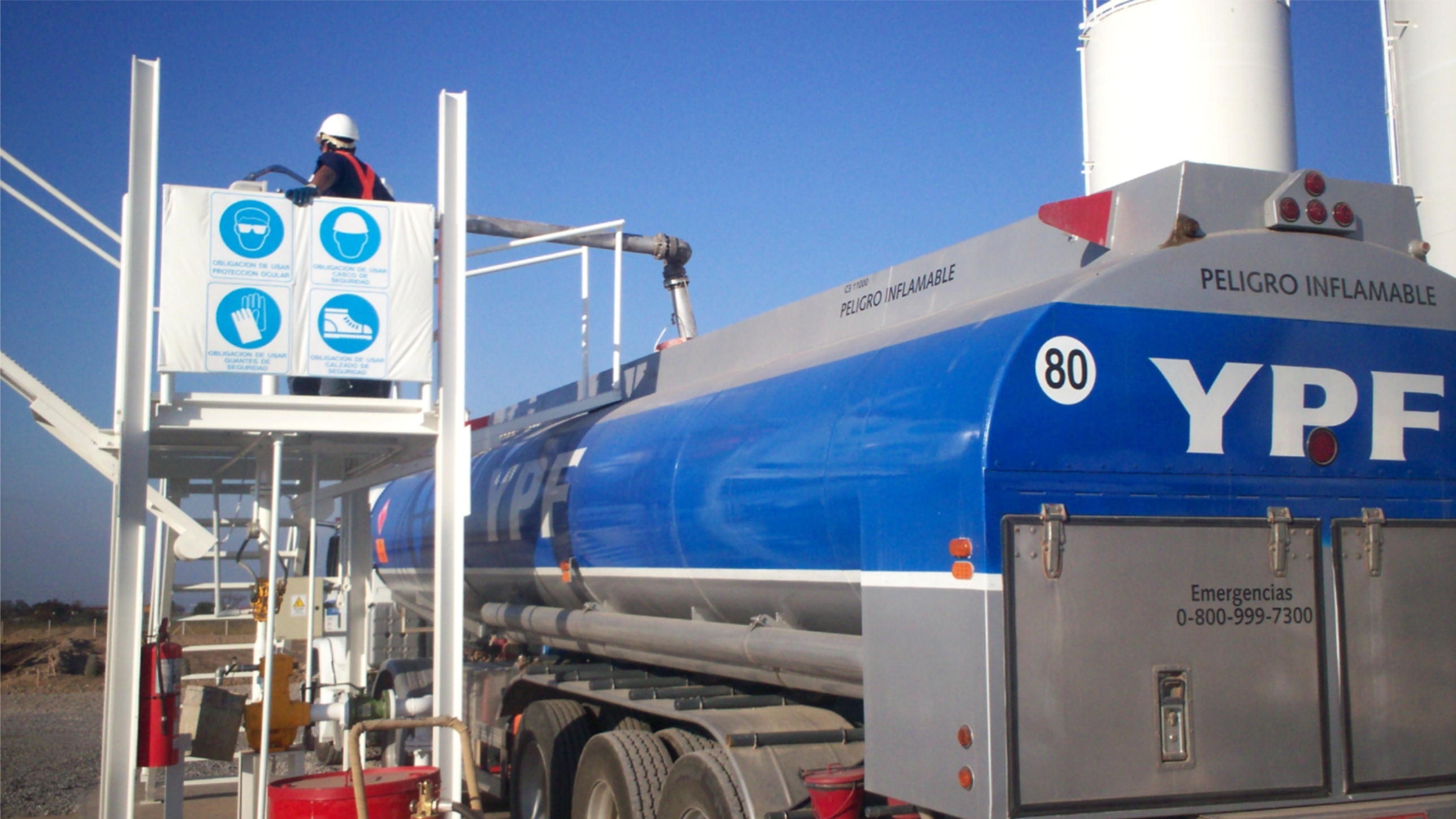 Petroleo por el piso, naftas por las nubes 