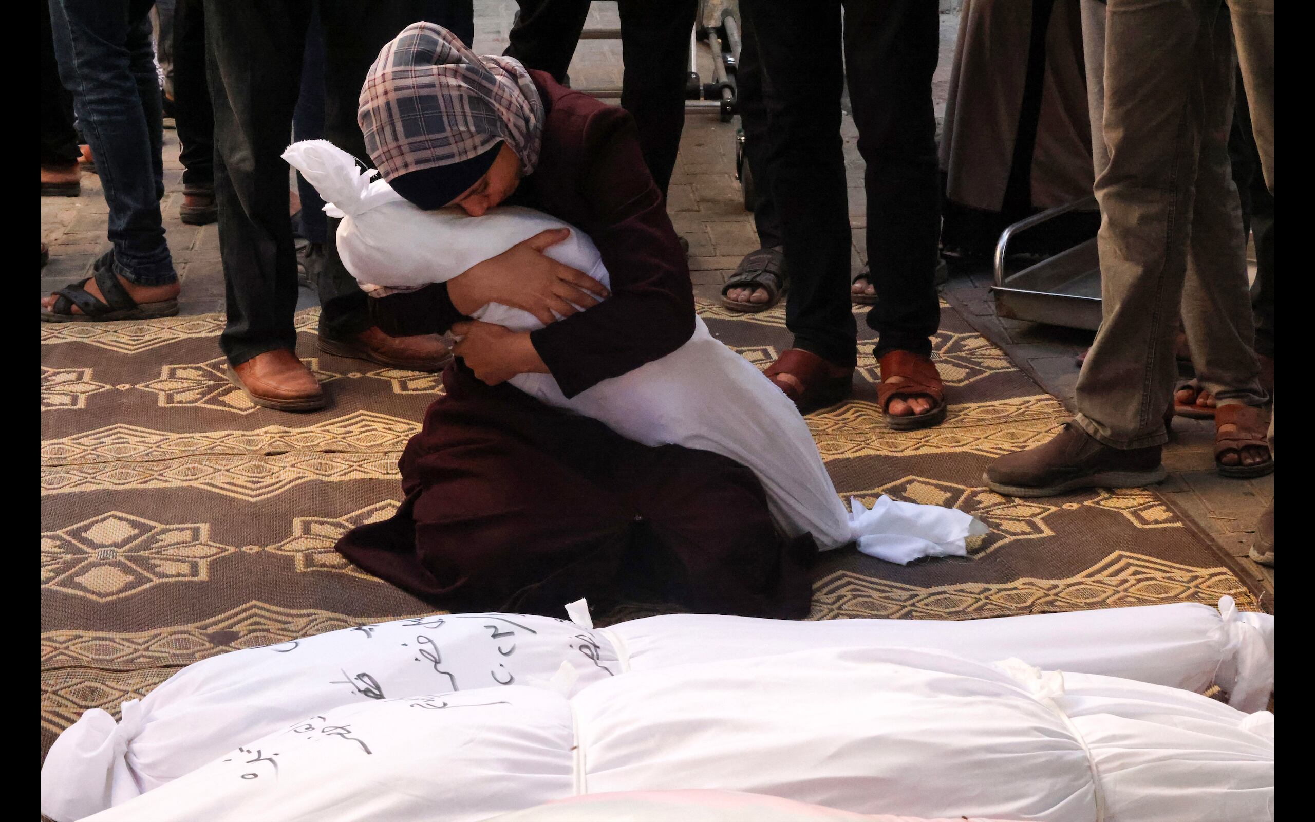 Una mujer llora sobre sobre el cadáver de su hijo después de bombardeos sobre la franja de Gaza.