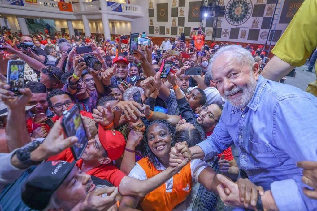 El expresidente Luiz Inácio Lula da Silva junto a seguidores del Partido de los Trabajadores (PT).