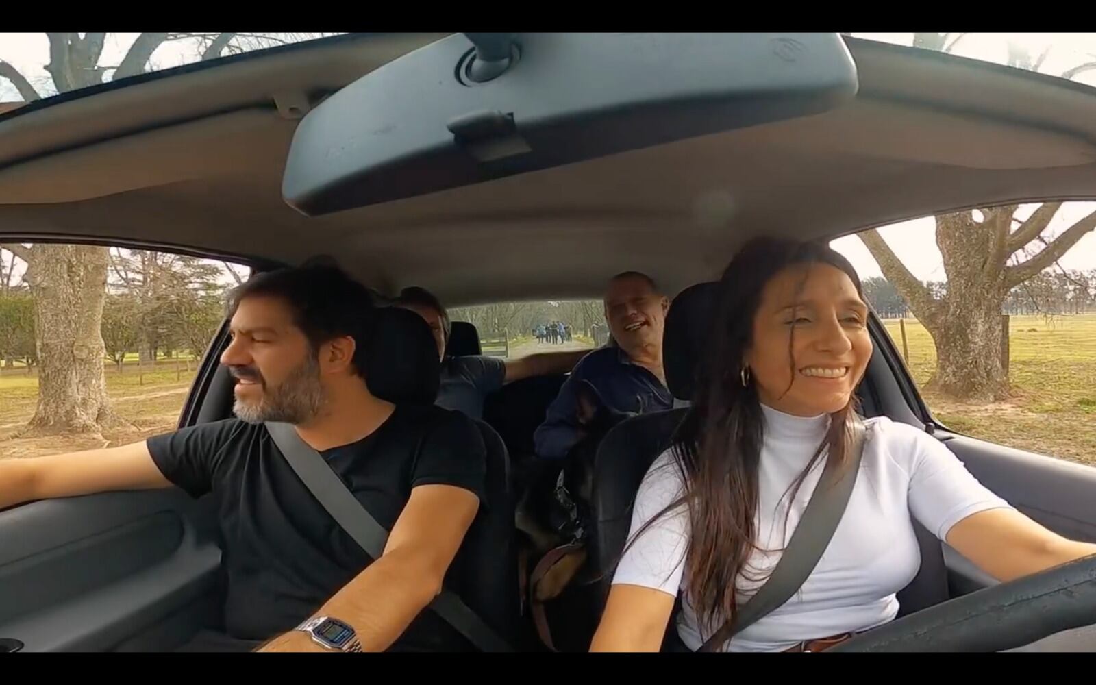 La candidata Propato manejando el Renault Clio que Bianco hizo famoso en 2019.