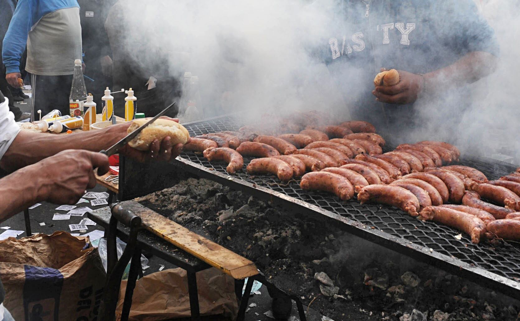 Puestitos de choripanes, parte de la cultura del hincha.