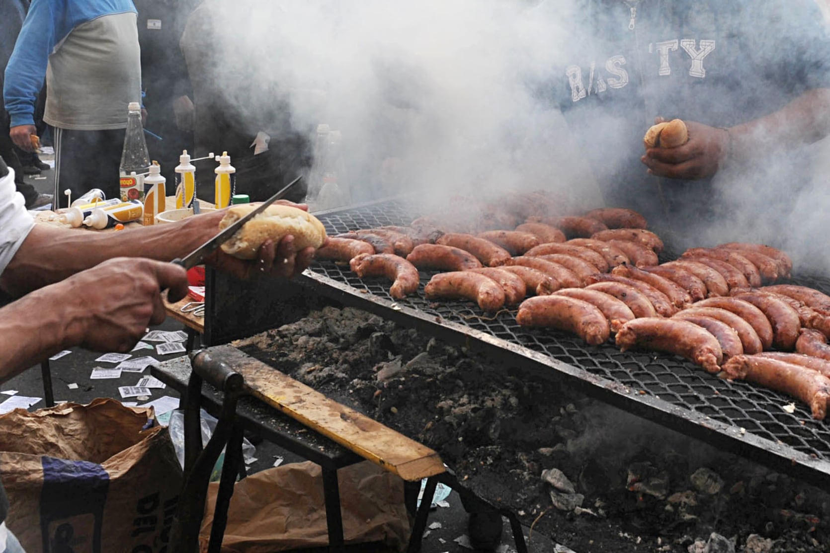 Puestitos de choripanes, parte de la cultura del hincha.