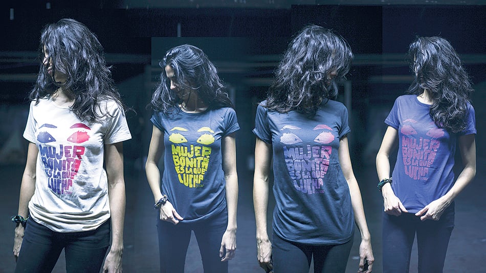 Remeras con mensaje de género diseñadas por las “cooperapibas”.