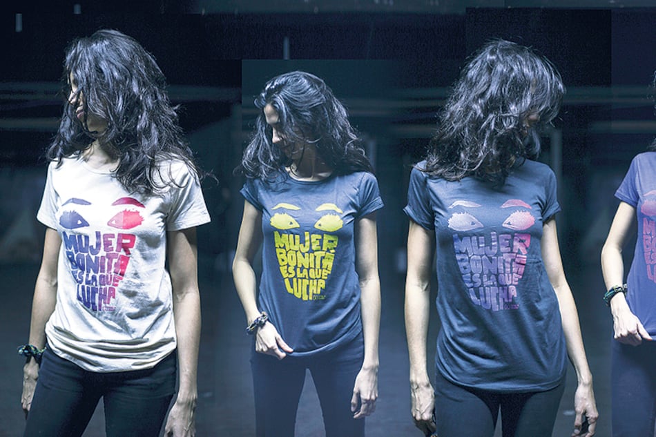 Remeras con mensaje de género diseñadas por las “cooperapibas”.