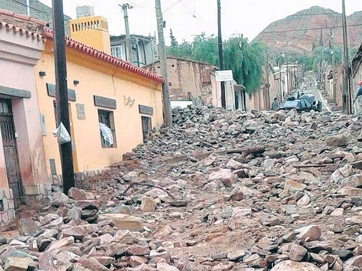 Todavía continúan los trabajos para habilitar las calles tapadas por piedra y lodo.