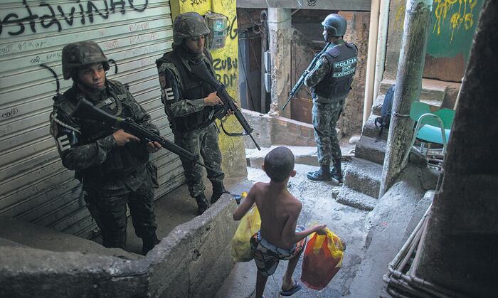 El gobierno envió el ejército a la favela Rocinha para “restablecer la ley y el orden”.