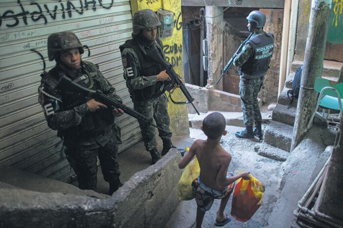 El gobierno envió el ejército a la favela Rocinha para “restablecer la ley y el orden”.