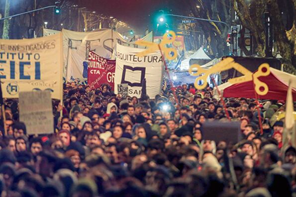 Los organizadores calcularon que hubo más de 300 mil personas en la manifestación que arrancó en el Congreso.