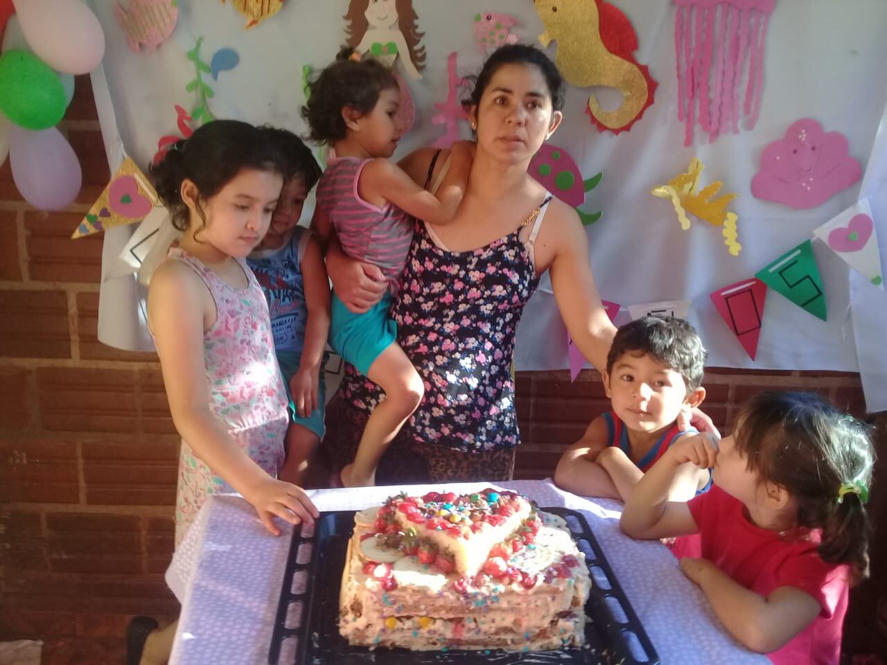 Laura Villaba con sus hijos e hijas
