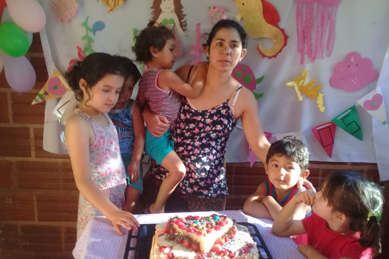 Laura Villaba con sus hijos e hijas