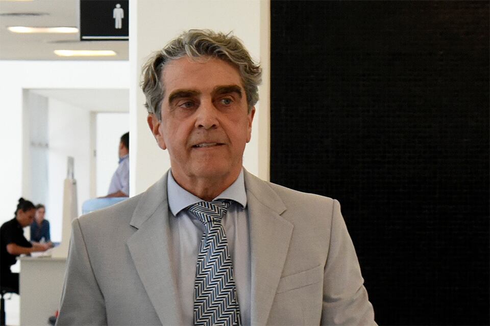 El senador Traferri está sentado en el banquillo.