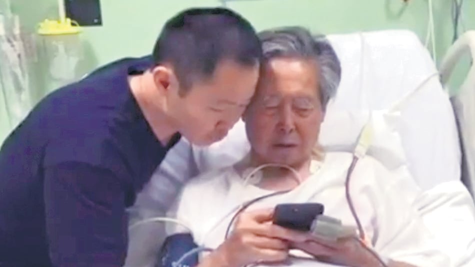 Alberto Fujimori y su hijo Kenji celebran el indulto otorgado por Kuczynski.