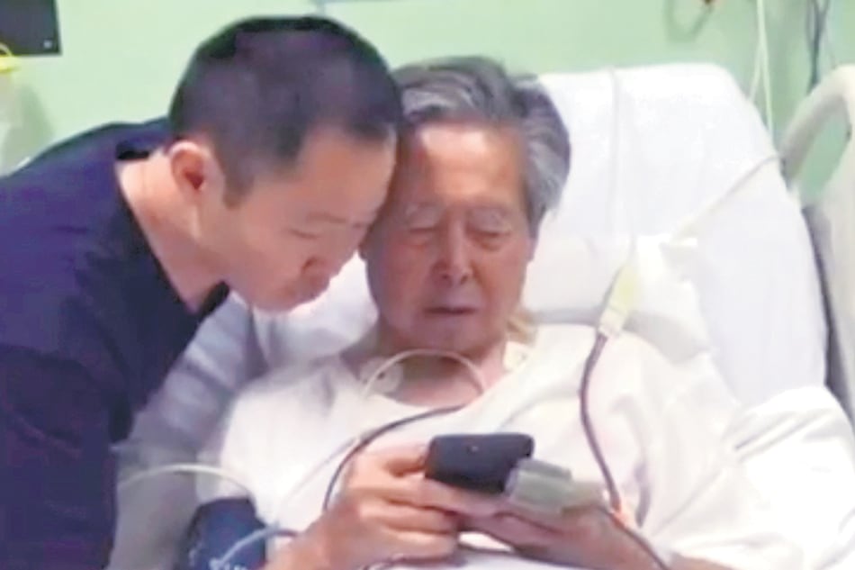 Alberto Fujimori y su hijo Kenji celebran el indulto otorgado por Kuczynski.