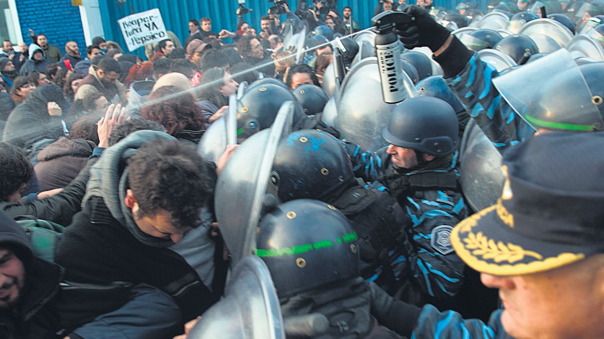 La violenta carga de los policías contra los trabajadores fue reivindicada por el ministro de Seguridad bonaerense, Cristian Ritondo.